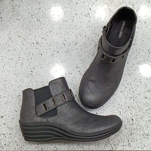 solesenseability  SSFAYEMETTALLIC Ankle Bootie